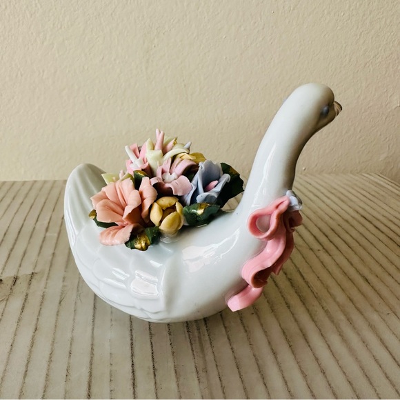 Beautiful little porcelain swan figurine with a back full of flowers! - Picture 3 of 6